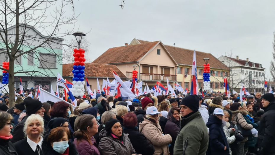 VUČIĆ POSETIO PEĆINCE Okupilo se 3.000 građana da dočeka i pozdravi predsednika Srbije (FOTO/VIDEO)