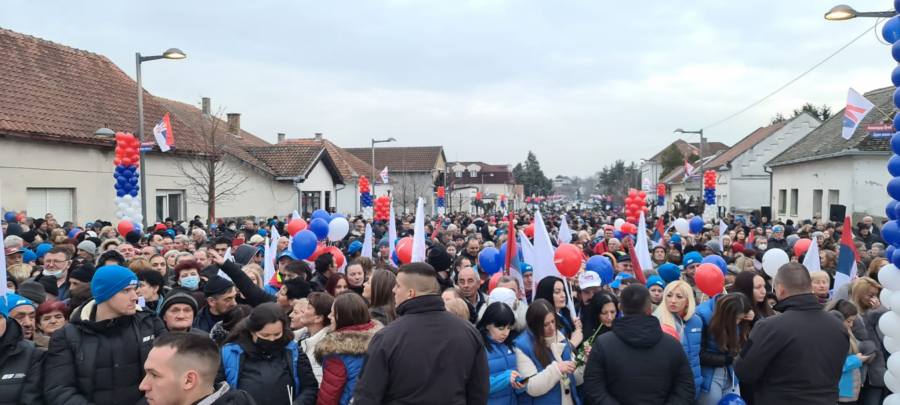 VUČIĆ DOČEKAN U STARIM BANOVCIMA Građani se okupili u velikom broju i pozdravili predsednika Srbije (FOTO/VIDEO)