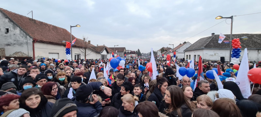 VUČIĆ DOČEKAN U STARIM BANOVCIMA Građani se okupili u velikom broju i pozdravili predsednika Srbije (FOTO/VIDEO)