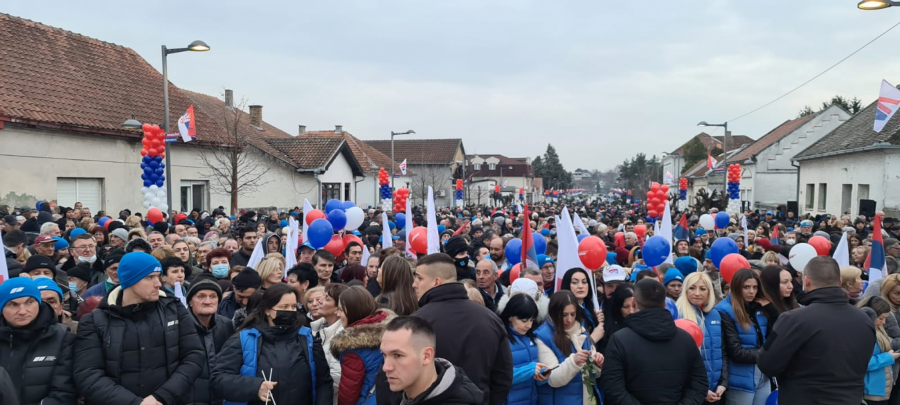 VUČIĆ DOČEKAN U STARIM BANOVCIMA Građani se okupili u velikom broju i pozdravili predsednika Srbije (FOTO/VIDEO)