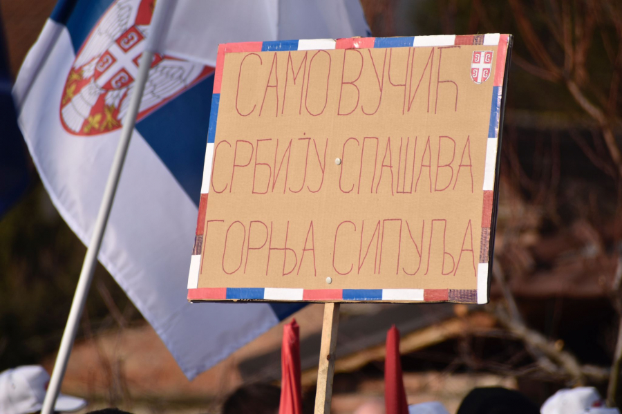 Vučića u Majuru dočekalo više od 3.500 ljudi, a jedan transparent je bilo nemoguće ne uočiti! (FOTO/VIDEO)