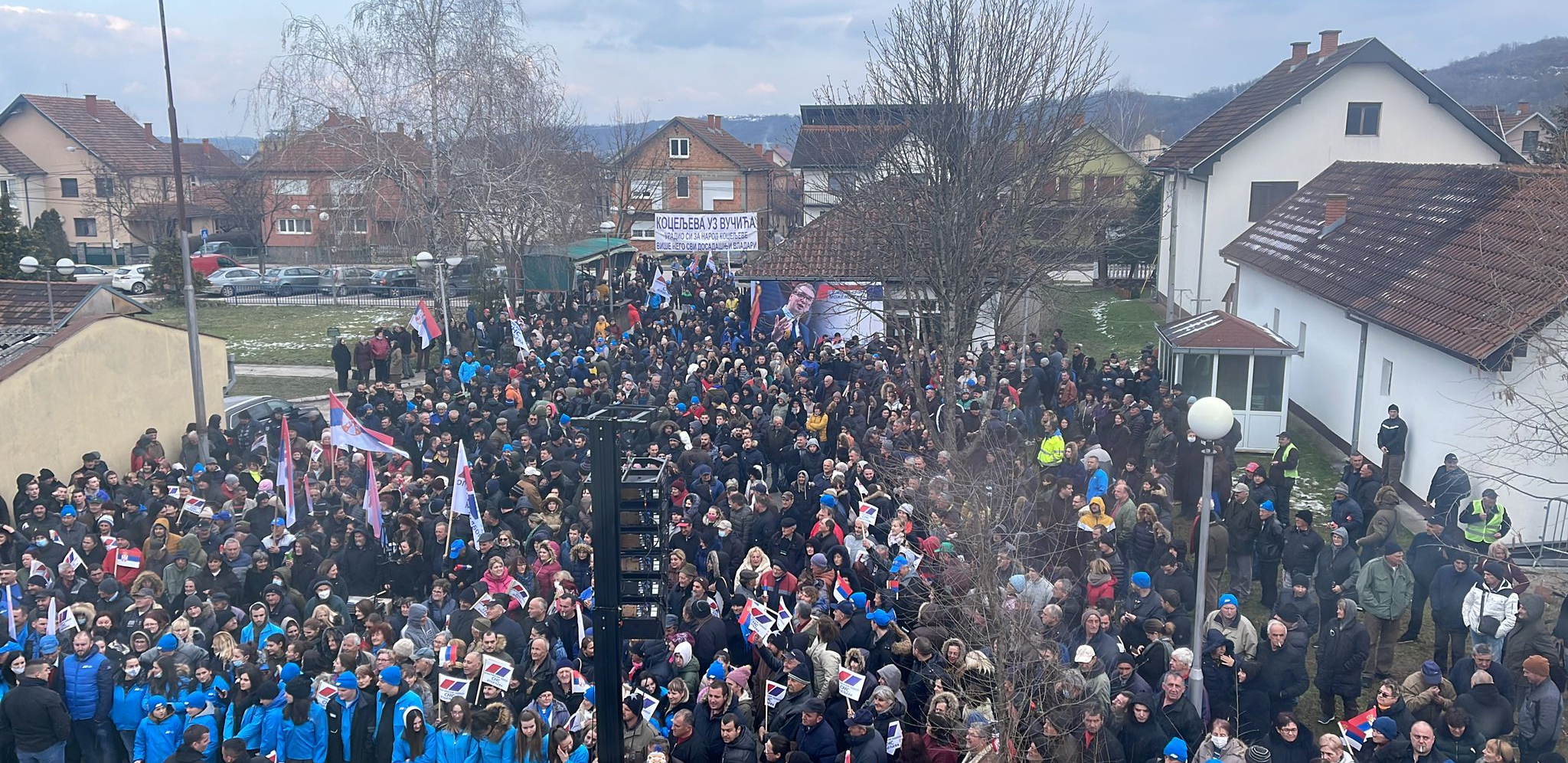 MEŠTANI KOCELJEVE DOČEKALI VUČIĆA Uz gromoglasan aplauz i pozdrav čuvenog čika Slavka, čelnik SNS-a poručio: Hvala svima, važno je da verujete u dela (FOTO/VIDEO)