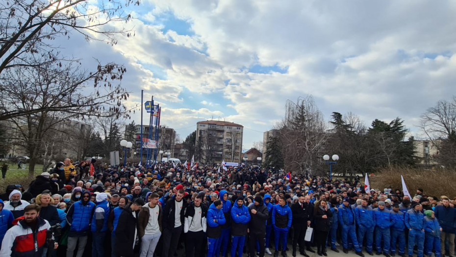 VUČIĆ POSETIO MLADENOVAC Hiljade oduševljenih građana dalo podršku predsedniku (FOTO/VIDEO)