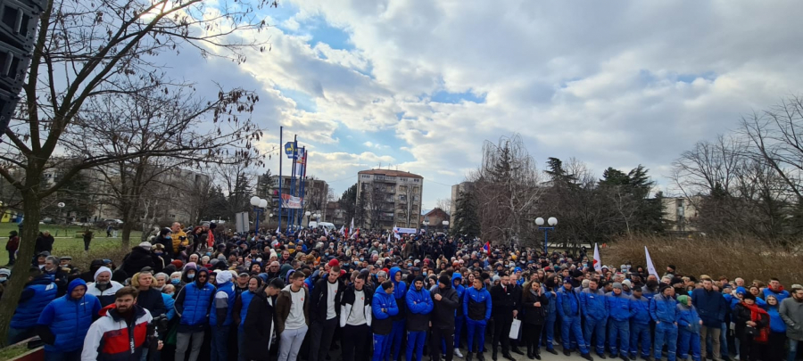 VUČIĆ POSETIO MLADENOVAC Hiljade oduševljenih građana dalo podršku predsedniku (FOTO/VIDEO)