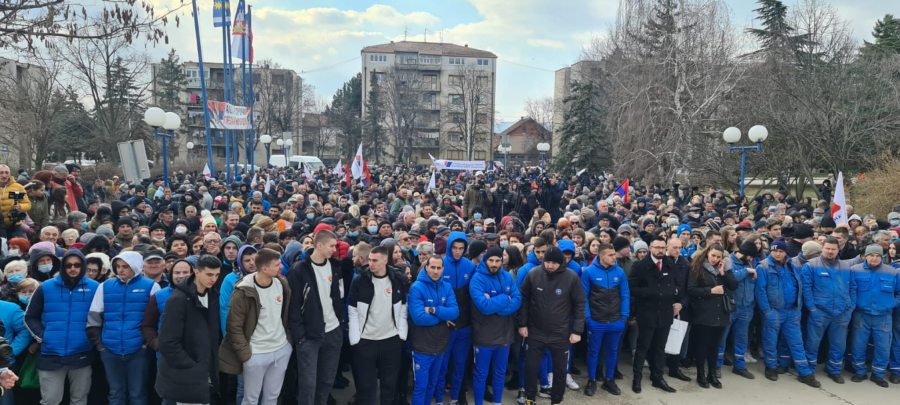 VUČIĆ POSETIO MLADENOVAC Hiljade oduševljenih građana dalo podršku predsedniku (FOTO/VIDEO)