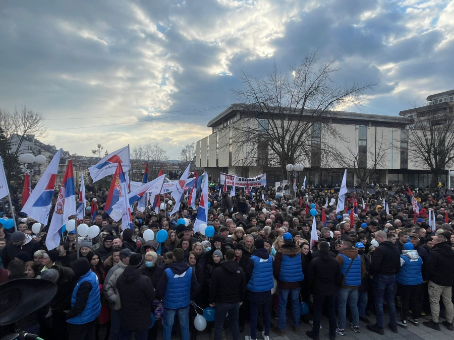 VUČIĆ POSETIO LAZAREVAC Hiljade okupljenih po hladnom vremenu nije odustalo, pogledajte kakvu podršku su dali predsedniku (FOTO/VIDEO)