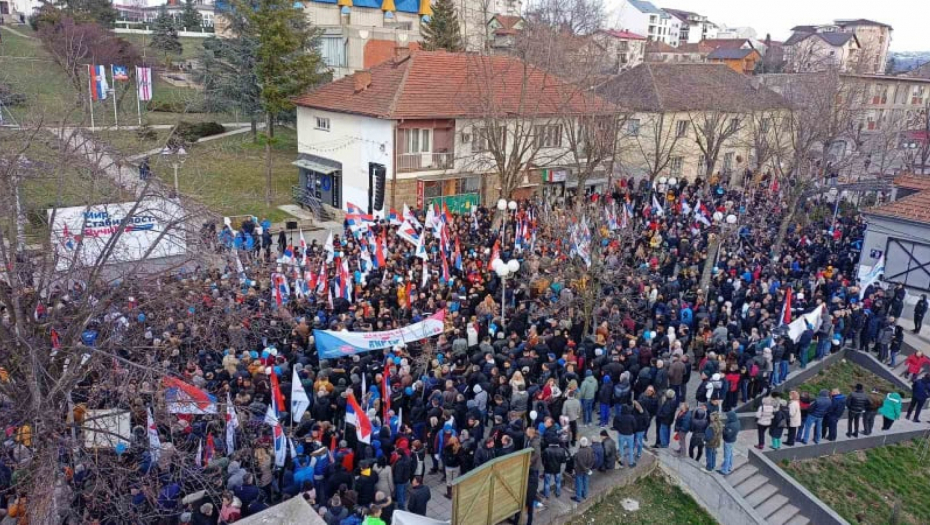 VUČIĆ POSETIO LAZAREVAC Hiljade okupljenih po hladnom vremenu nije odustalo, pogledajte kakvu podršku su dali predsedniku (FOTO/VIDEO)