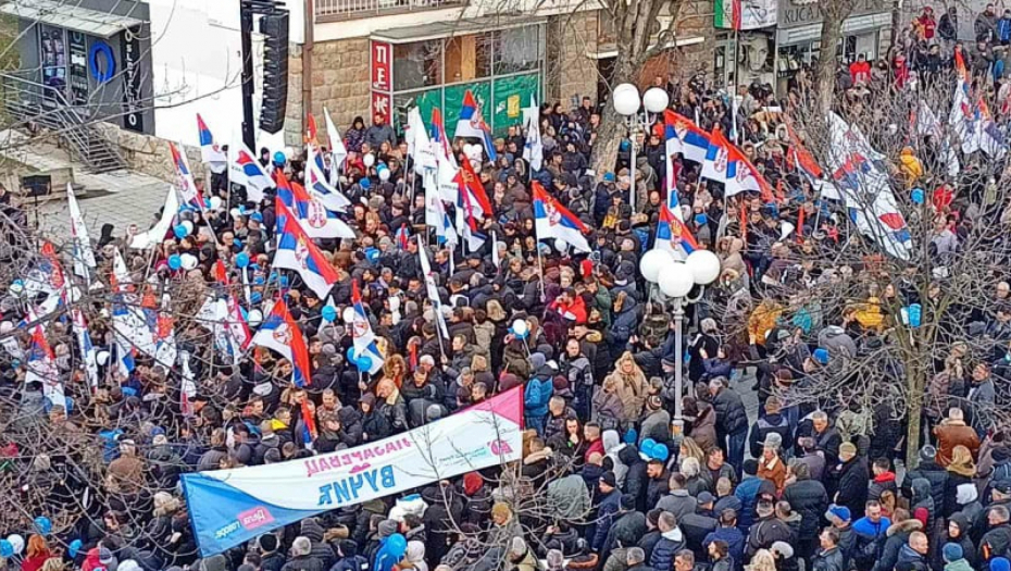 VUČIĆ POSETIO LAZAREVAC Hiljade okupljenih po hladnom vremenu nije odustalo, pogledajte kakvu podršku su dali predsedniku (FOTO/VIDEO)