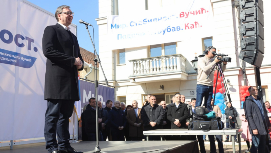 PREDSEDNIK U KAĆU Vučić: Srbija nikad nije imala jaču vojsku, imamo dovoljno hrane i energenata i za sebe i za komšije! (FOTO/VIDEO)