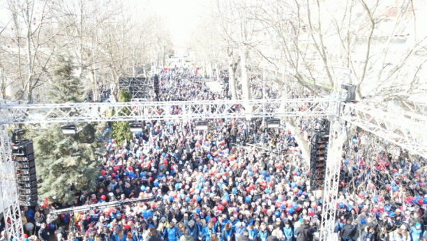 PREDSEDNIK U BAČKOJ PALANCI Vučić oduševio narod:  Lep je ovaj transparent, Srbija mora da bude ujedinjena! (FOTO/VIDEO)