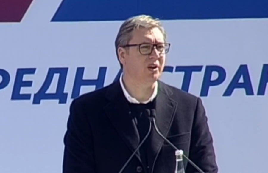 PREDSEDNIK U BAČKOJ PALANCI Vučić oduševio narod:  Lep je ovaj transparent, Srbija mora da bude ujedinjena! (FOTO/VIDEO)