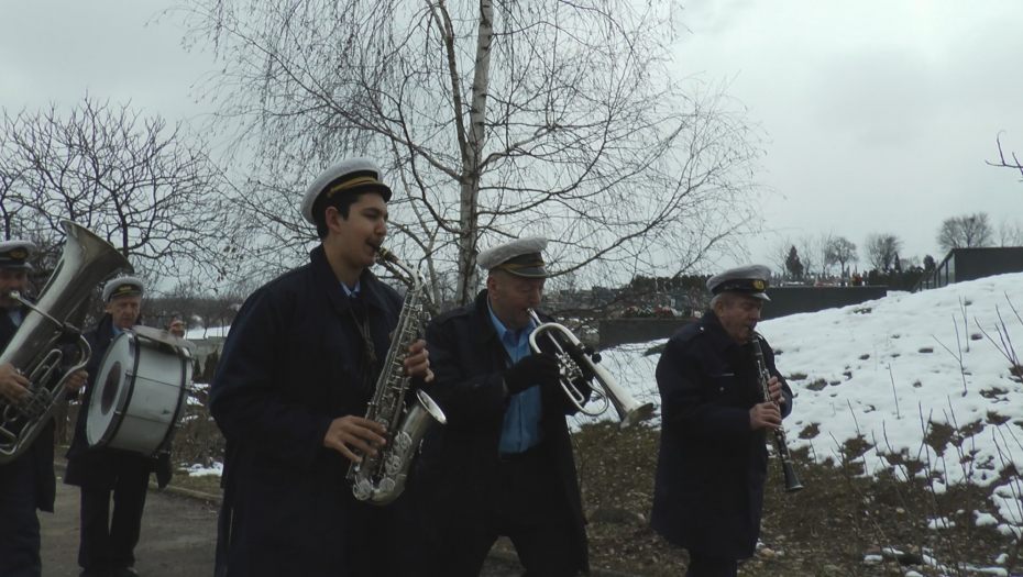 NAJTUŽNIJI ORKESTAR U SRBIJI Njihova publika nisu veseli gosti, već uplakane udovice (FOTO)