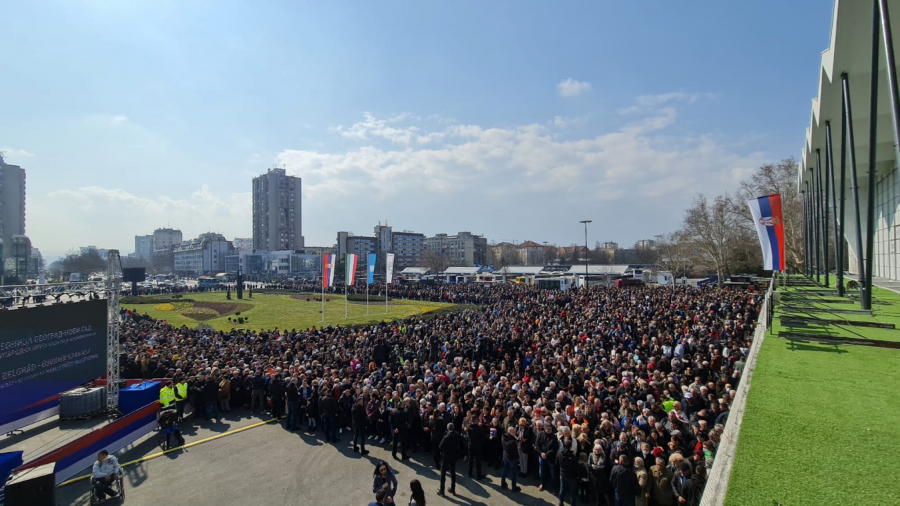 NOVOSAĐANI ČEKAJU PREDSEDNIKA VUČIĆA I BRZI VOZ 