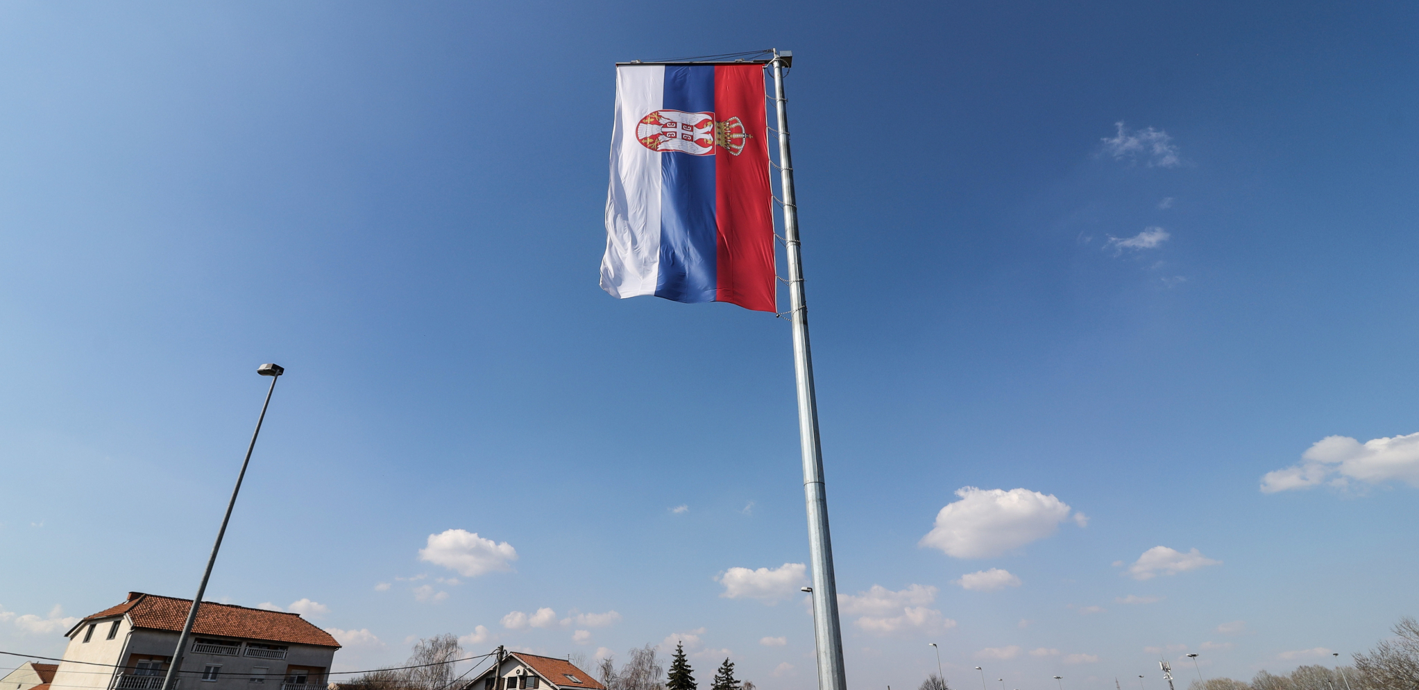 IZNENAĐENJE ZA GRAĐANE Osvanula srpska trobojka kod Pan;eva;kog mosta, a pored zastave stoji i OVO (FOTO/VIDEO)