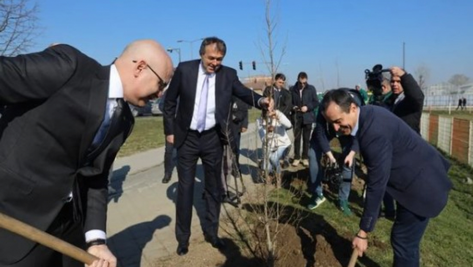 VUČEVIĆ NAJAVIO CENTRAL PARK U NOVOM SADU Gradonačelnik izneo VELIKE planove, pa uzeo lopatu u ruke (FOTO)