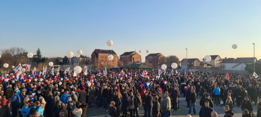 PODRŠKU DAO I ČUVENI FUDBALER Vučić održao veliki miting u Padinskoj Skeli: Narod 3. aprila treba da bira one koji grade, a ne one koji bi da ruše (FOTO/VIDEO))