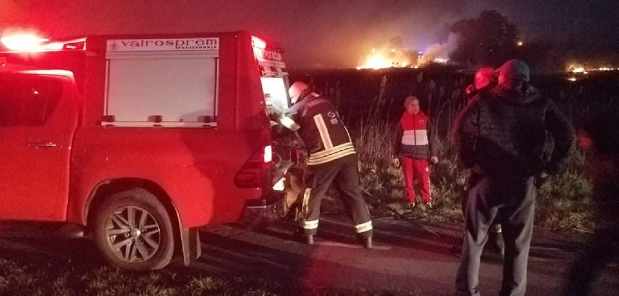 SVE GORI, ZAUSTAVLJEN SAOBRAĆAJ! Veliki požar u Kikindi, gori trava i suva trska na više lokacija (FOTO)