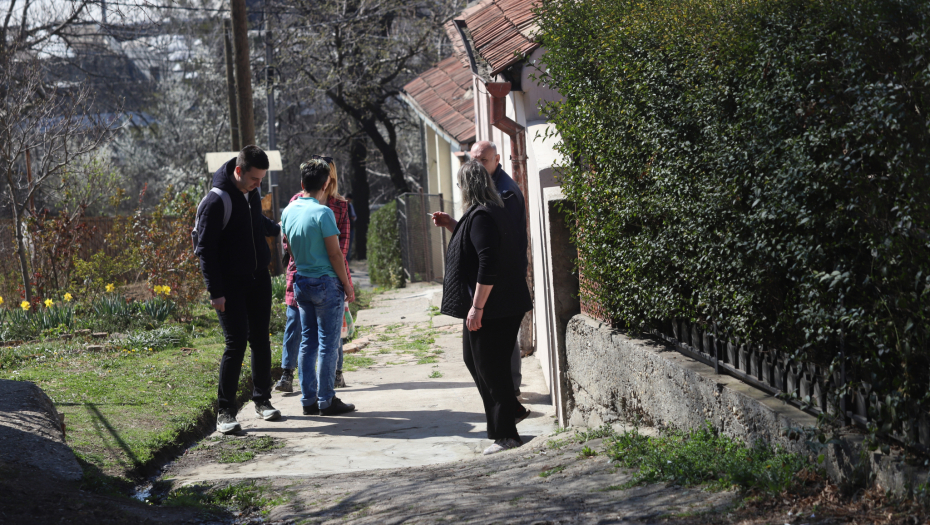 PRVE SLIKE SA MESTA KRVOPROLIĆA NA ZVEZDARI Muž udarao ženu sekirom, molila za pomoć! (FOTO)