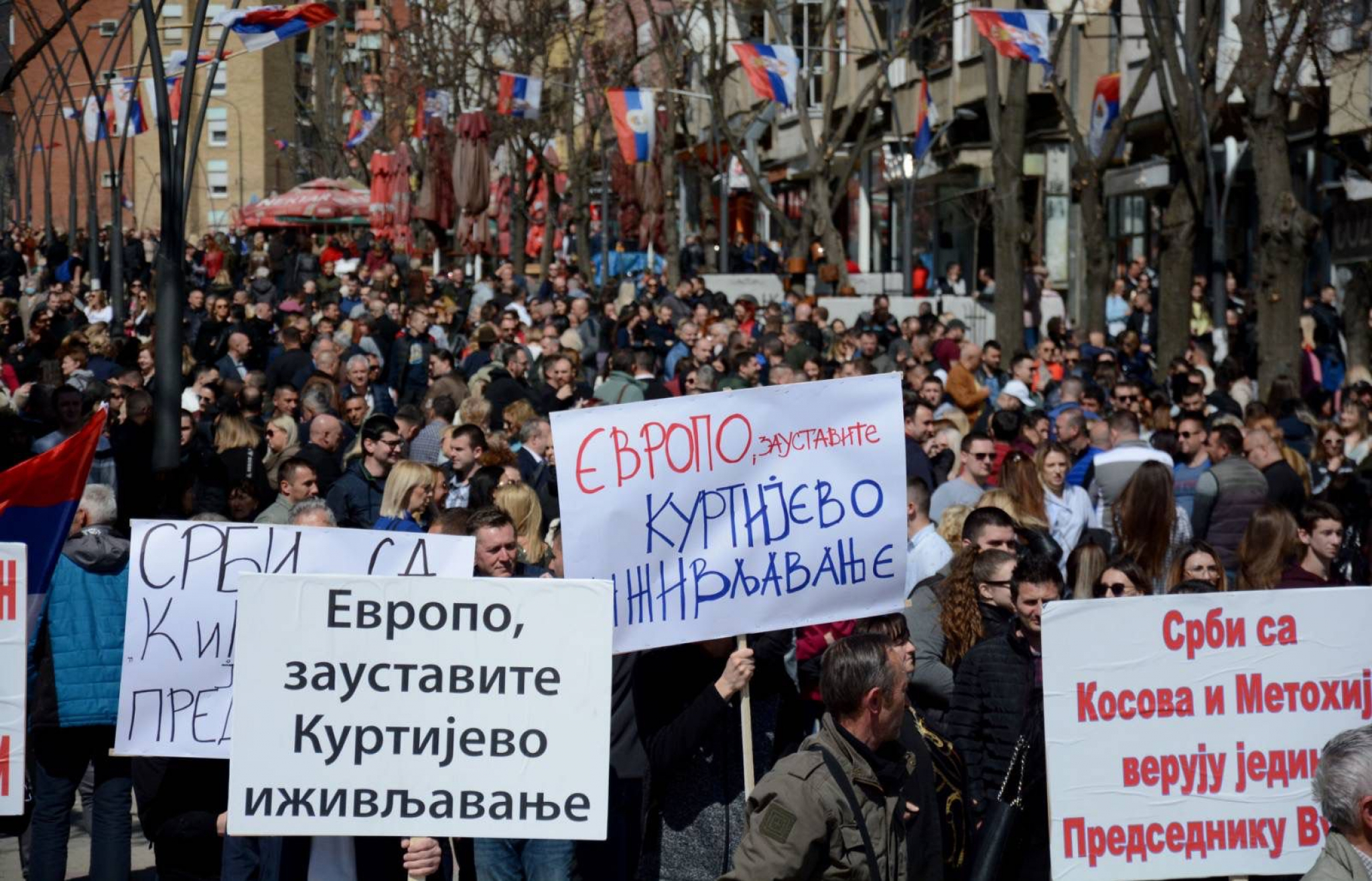 EVROPO, ZAUSTAVI SILEDŽIJU KURTIJA! Juče održan protest Srba u Severnoj Mitrovici zbog nasilja koje nad njima sprovode prištinske vlasti!