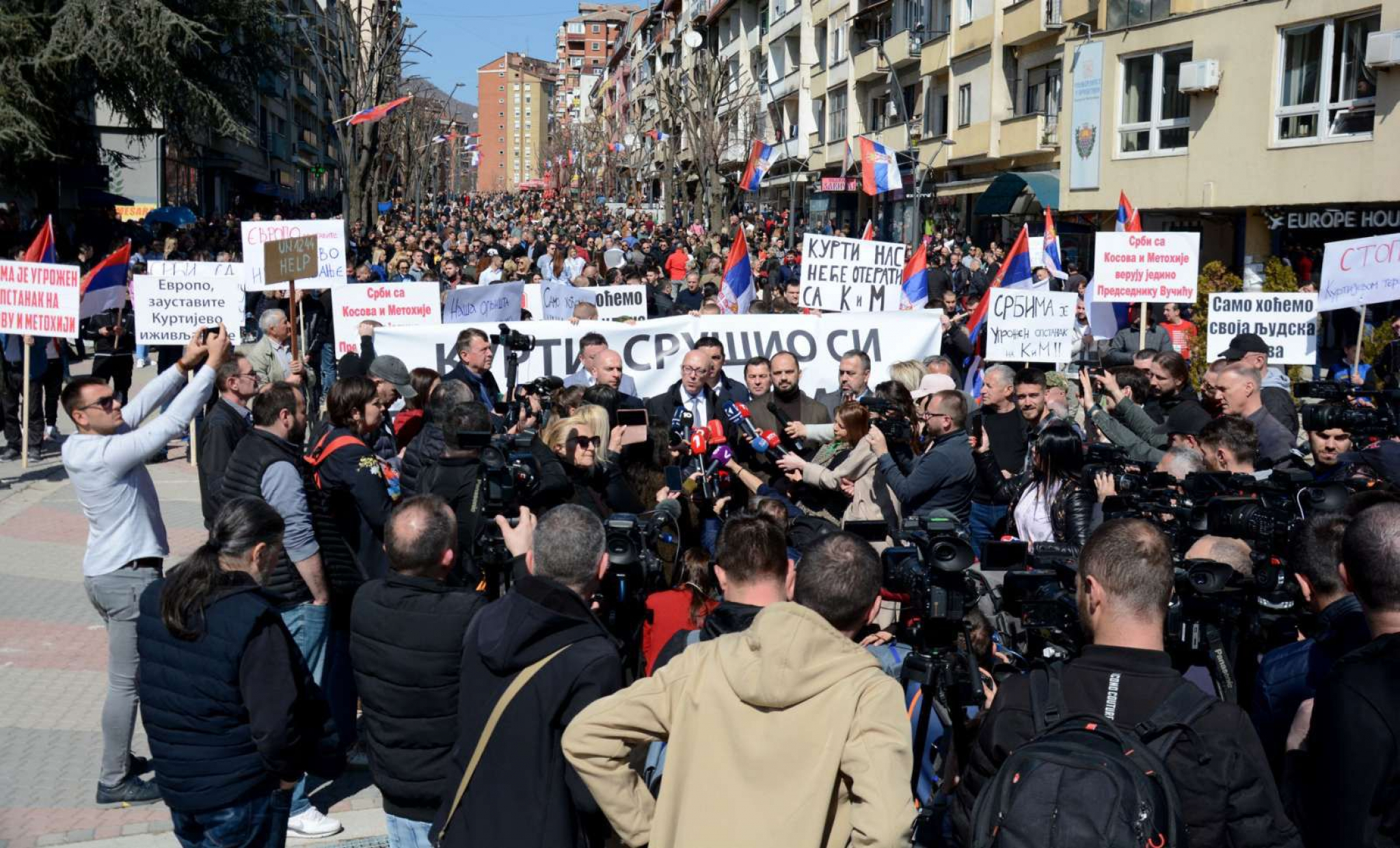 EVROPO, ZAUSTAVI SILEDŽIJU KURTIJA! Juče održan protest Srba u Severnoj Mitrovici zbog nasilja koje nad njima sprovode prištinske vlasti!