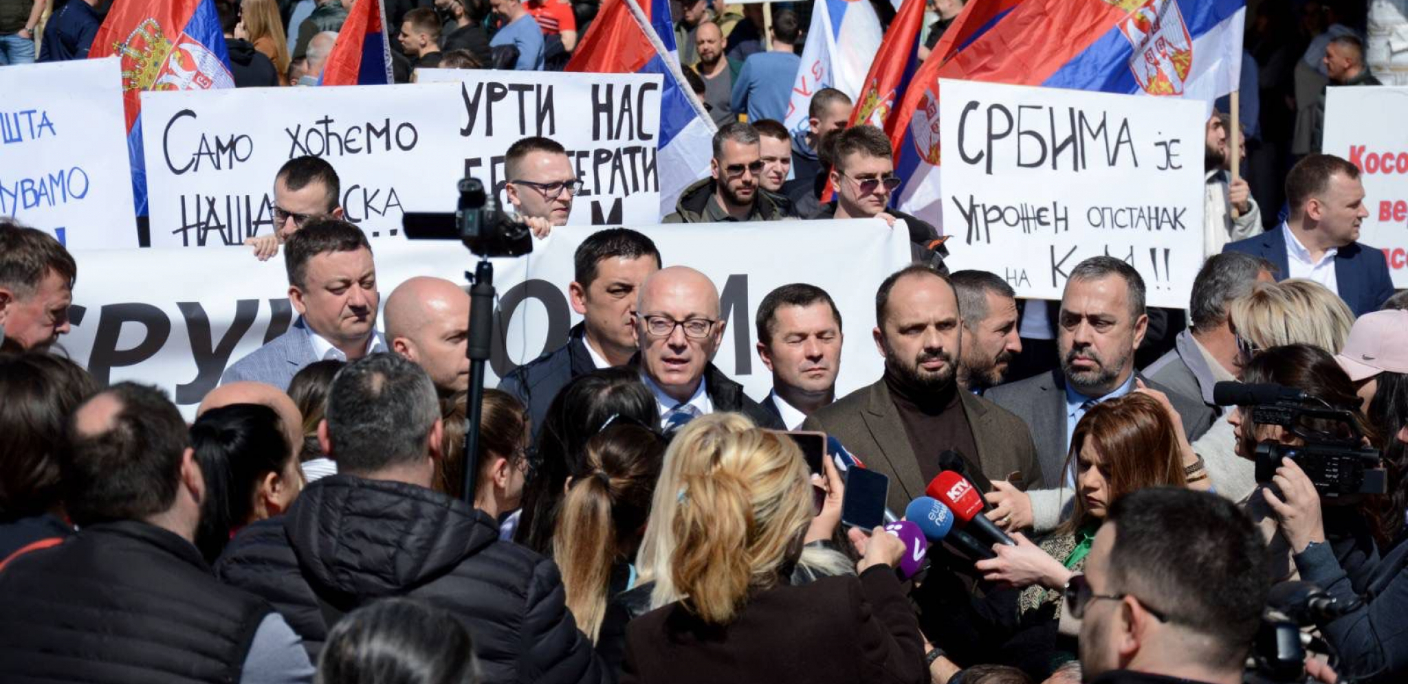 EVROPO, ZAUSTAVI SILEDŽIJU KURTIJA! Juče održan protest Srba u Severnoj Mitrovici zbog nasilja koje nad njima sprovode prištinske vlasti!