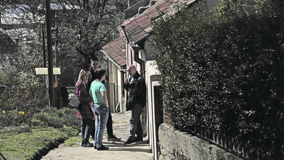 KASAPIO SUPRUGU, PA POKUŠAO DA SE UBIJE Ženu tukao sekirom, komšije ga skinule s vešala