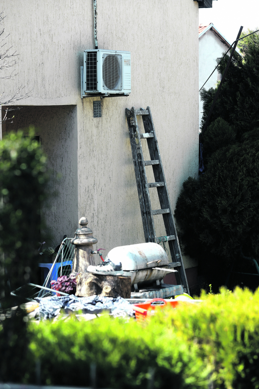 KASAPIO SUPRUGU, PA POKUŠAO DA SE UBIJE Ženu tukao sekirom, komšije ga skinule s vešala