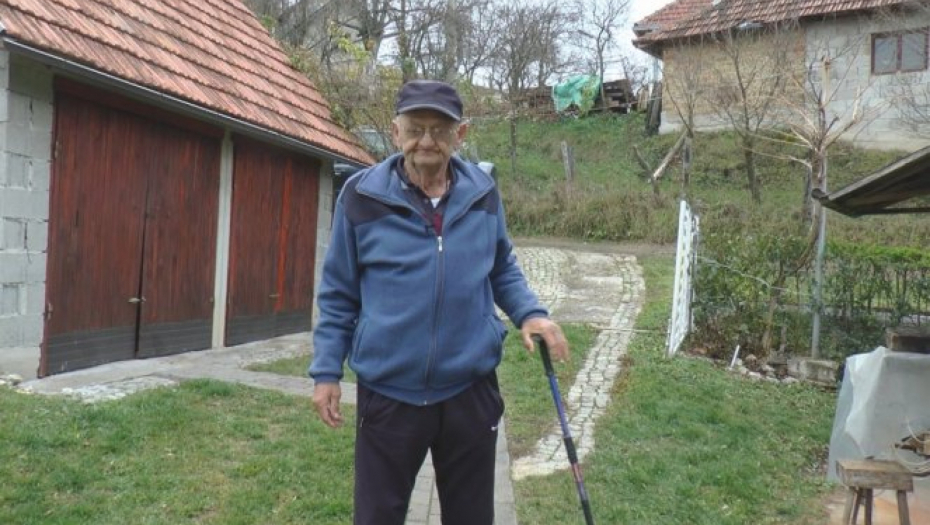 DEDA ŽARKO ŽIVI NA JABUCI Evo kako izgleda njegova oaza mira u krošnji drveta (FOTO)