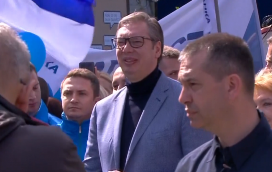 PREDSEDNIK U KRAGUJEVCU Vučić: Nemoj da mi psuješ majku, uradi nešto! (FOTO/VIDEO)