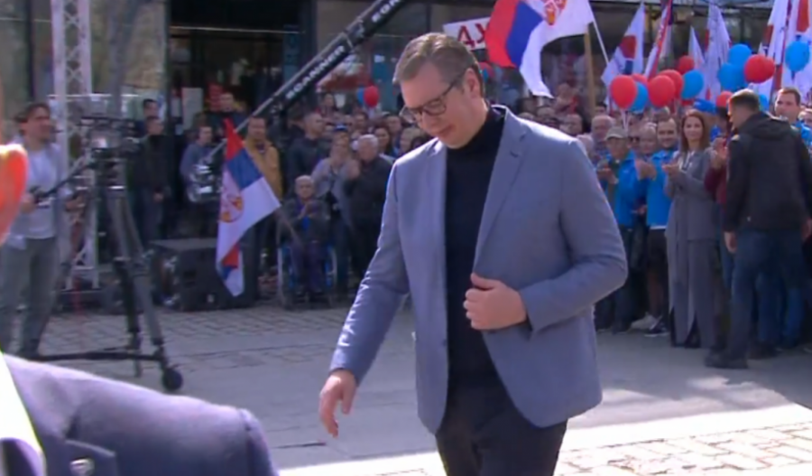 PREDSEDNIK U KRAGUJEVCU Vučić: Nemoj da mi psuješ majku, uradi nešto! (FOTO/VIDEO)