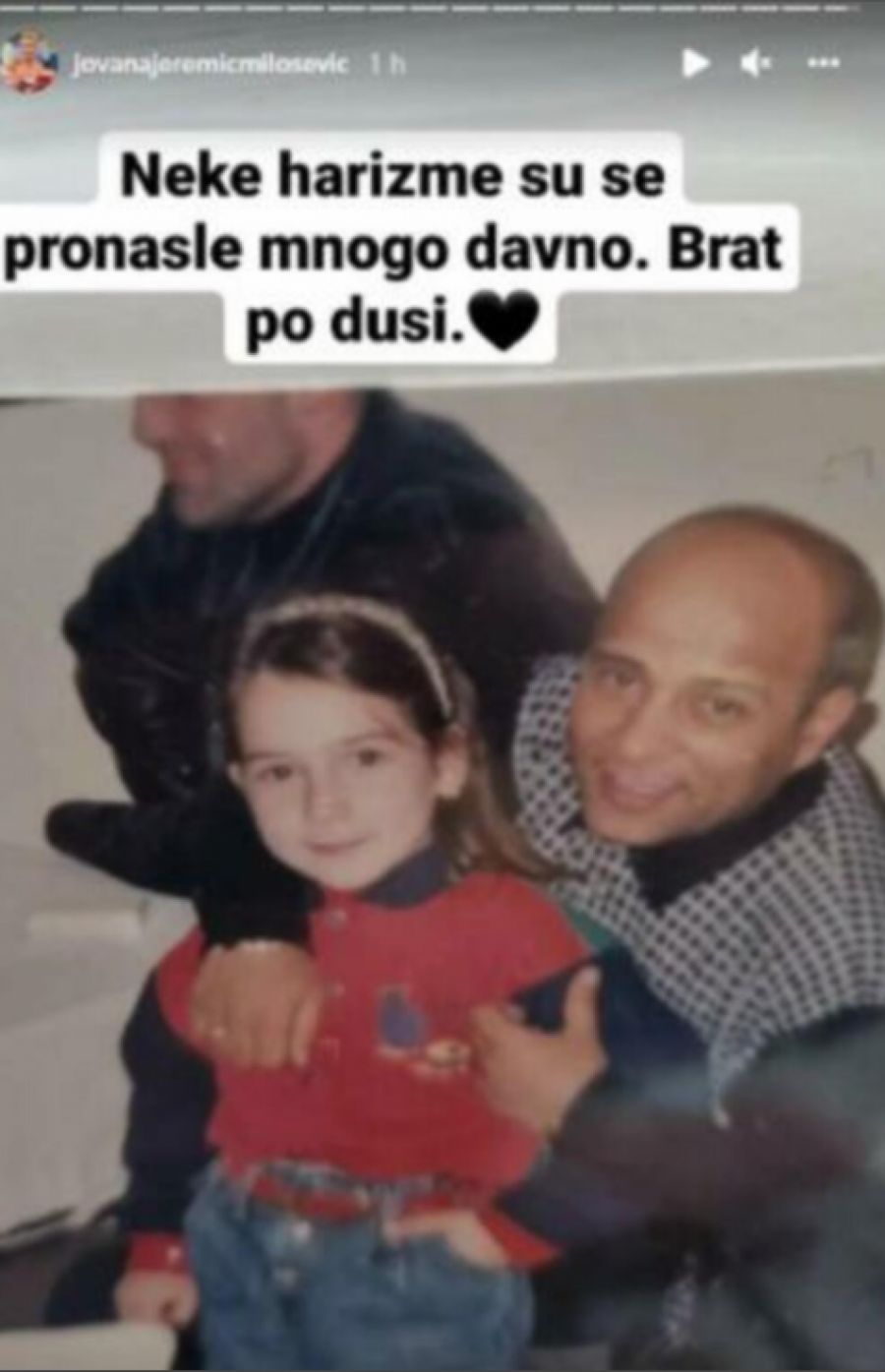 DA LI PREPOZNAJETE OVU DEVOJČICU SA FOTOGRAFIJE? Imala je problema sa vršnjacima, a danas je ultra popularna i ima skandalozne izjave!