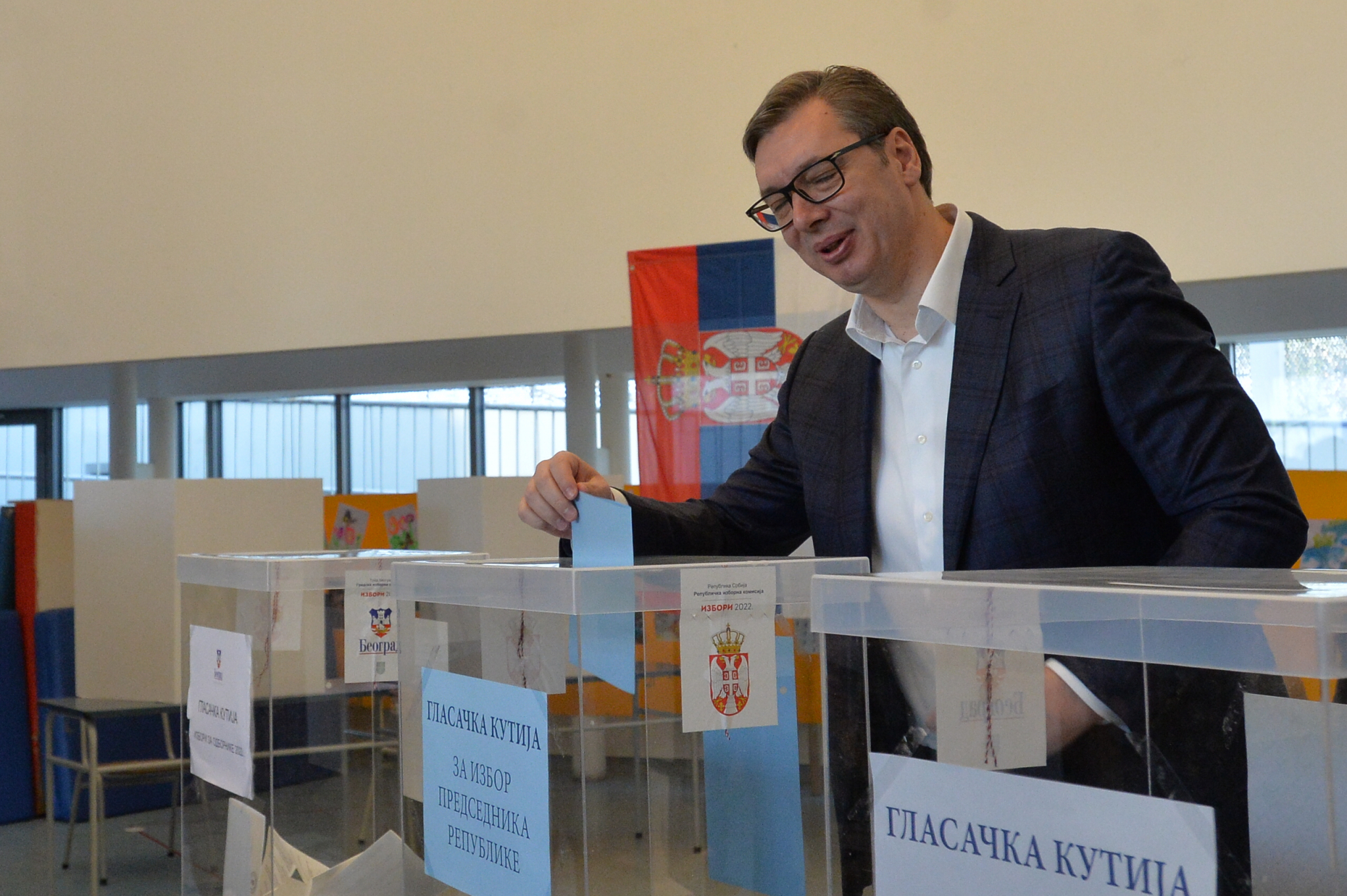 VUČIĆ IZAŠAO NA BIRALIŠTE Predsednik Srbije glasao na Novom Beogradu (FOTO/VIDEO)