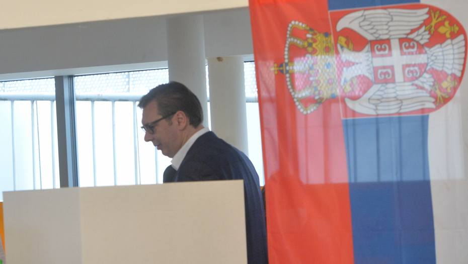 VUČIĆ IZAŠAO NA BIRALIŠTE Predsednik Srbije glasao na Novom Beogradu (FOTO/VIDEO)