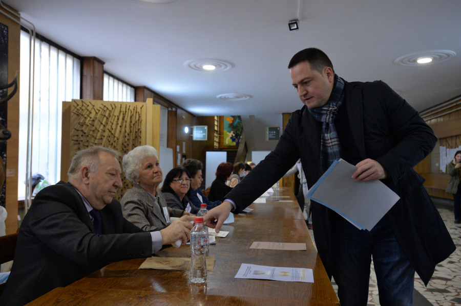 SRBIJA DONOSI ODLUKU Zatvorena birališta! Jezive pretnje naprednjacima, napadnut poslanik SNS (FOTO/VIDEO)