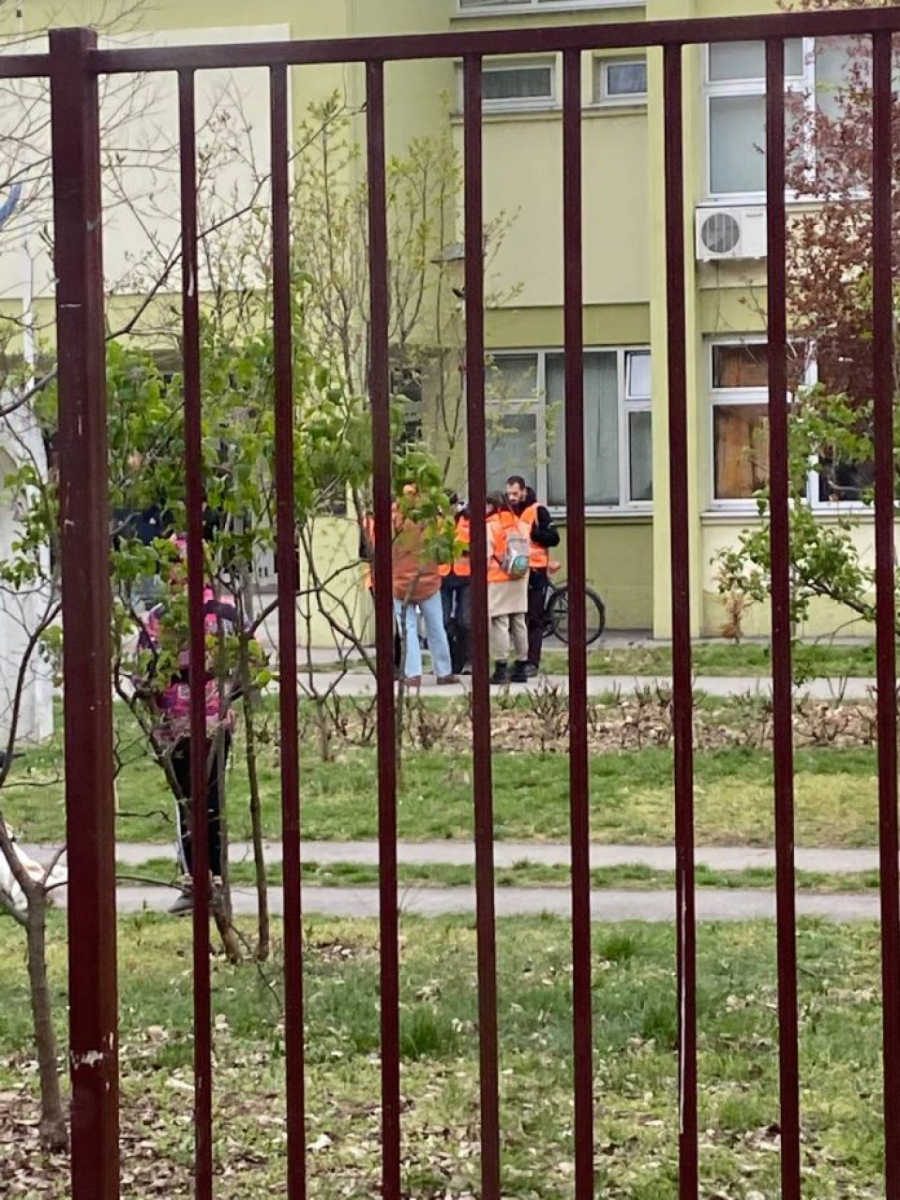 OPOZICIONI EKSTREMISTA POKUŠAVA DA IZAZOVE NASILJE Brajan Brković psovao majku glasačima u NS, incident PRIJAVLJEN (FOTO/VIDEO)