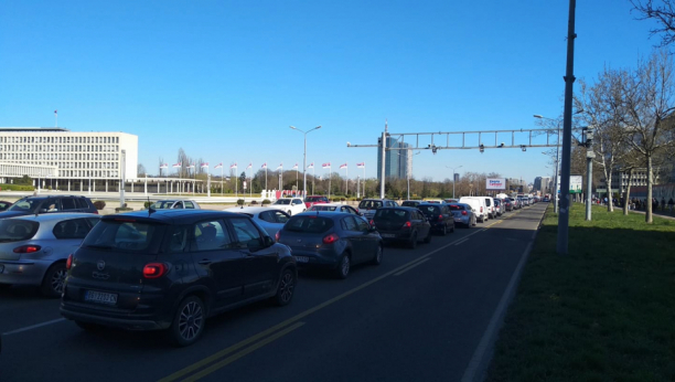 VIŠE POVREĐENIH NA NOVOM BEOGRADU Sudar kombija i automobila, ekipe na licu mesta