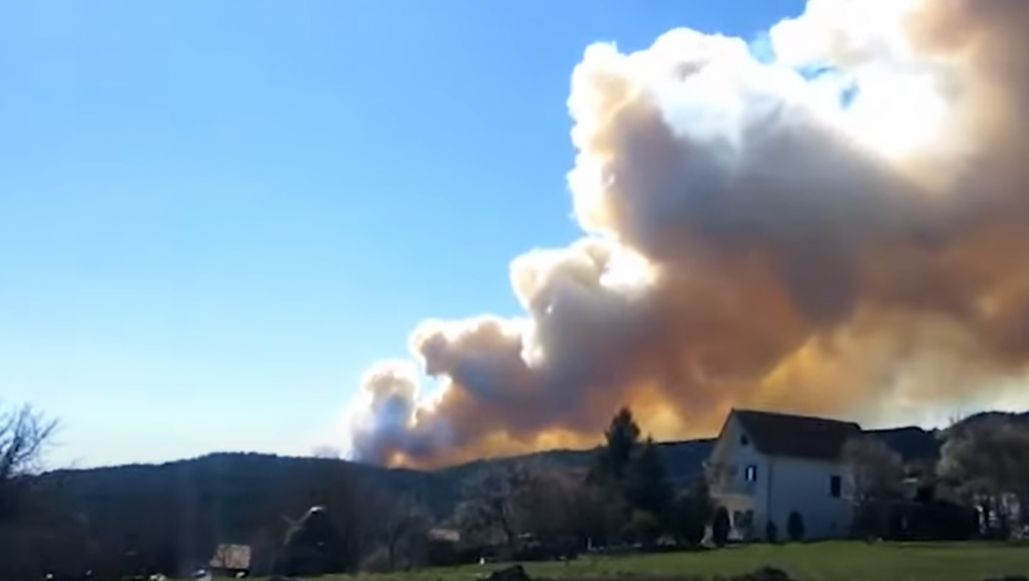 VATRENA STIHIJA GUTA ŠUMU NADOMAK KRALJEVA Sve vatrogasne ekipe na terenu, JAK VETAR RAZBUKTAVA PLAMEN (VIDEO)