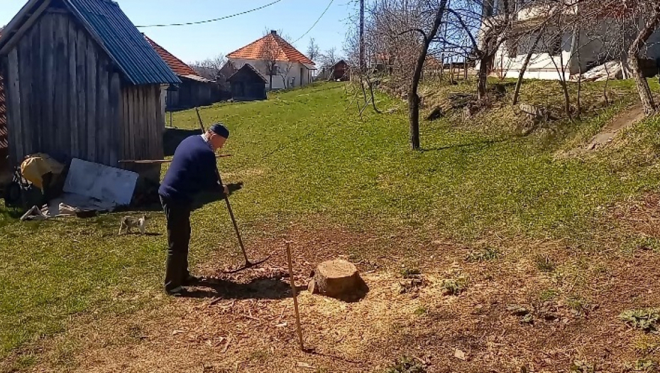 DEDA RADOSAV ZAPALIO VATRU NA MURTENICI Hrabro gazi devetu deceniju, ali ovaj običaj na Blagovesti ne propušta nikada (FOTO)