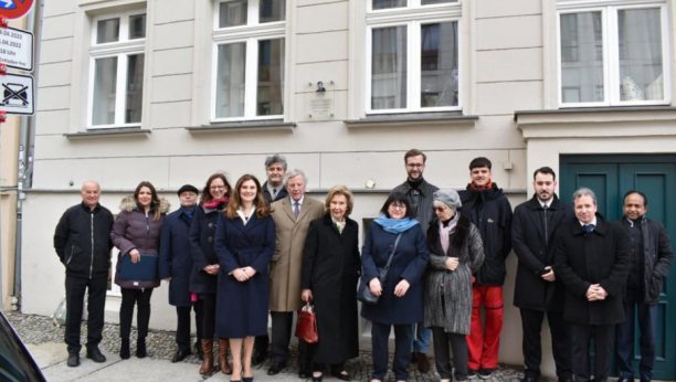 SPOMEN OBELEŽJE ZA LAZU LAZAREVIĆA Postavljeno u Berlinu u kući u kojoj je živeo tokom studija