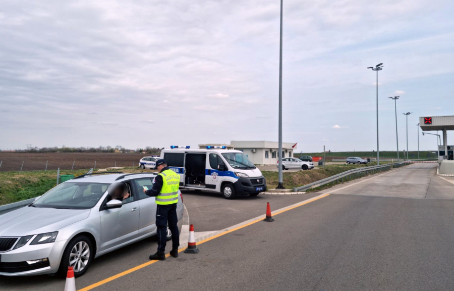 PREKO POLA VOZAČA U SRBIJI NI NE NOSI POJAS Pljušte kazne nakon policijske kontrole, DECA su poseban problem