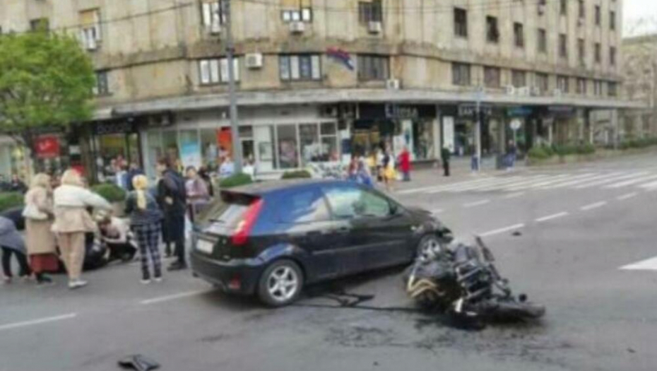 STRAVIČAN SUDAR NA TERAZIJAMA Motor se zakucao u "forda" (FOTO)