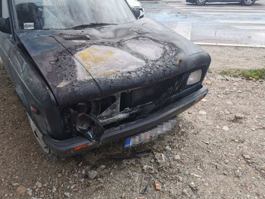 DRAMA U ČAČKU Zapalio se auto usred vožnje, prolaznici snimili buktinu (FOTO/VIDEO)