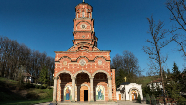 ČUDOTVORNA VODA IZ MANASTIRA ISCELJUJE BOLESNE Mnogi nepokretni nakon što su popili vodu sa izvora prohodali, slepi progledali, a nemi progovorili