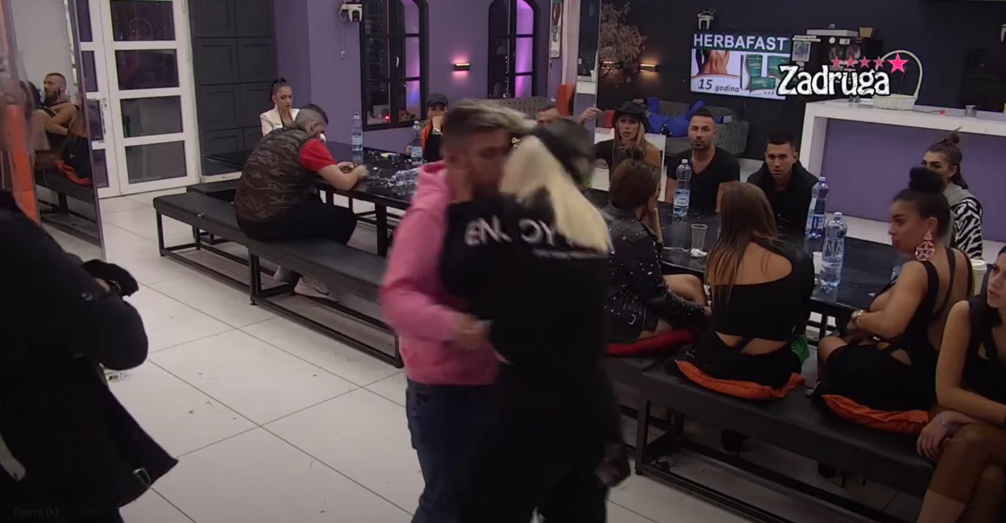 MC ALEKS GRCA U SUZAMA Zadrugarka se raspada nakon haosa sa Matorom, žestoko oplela po drugarici, a njena reakcija je tek hit