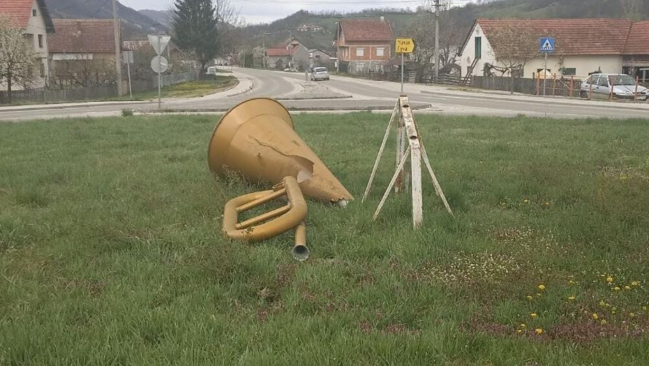 VANDALI UNIŠTILI SIMBOL GUČE Slomljena velika truba postavljena na kružnom toku!