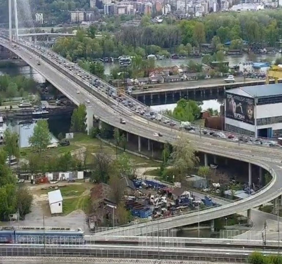 OGROMNE GUŽVE U BEOGRADU Pretpraznični kolaps u popodnevnom špicu na ulicama prestonice (FOTO)