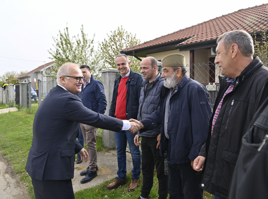 KUĆA NA POKLON OD GRADA BEOGRADA Goran Vesić proslavio Uskrs sa porodicom Bulović koja se uselila i novi dom