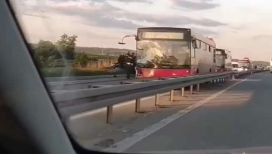 SNIMAK JEZIVE NESREĆE SA OBRENOVAČKOG PUTA Vozilo sletelo sa puta, jedna osoba na reanimaciji! (VIDEO)