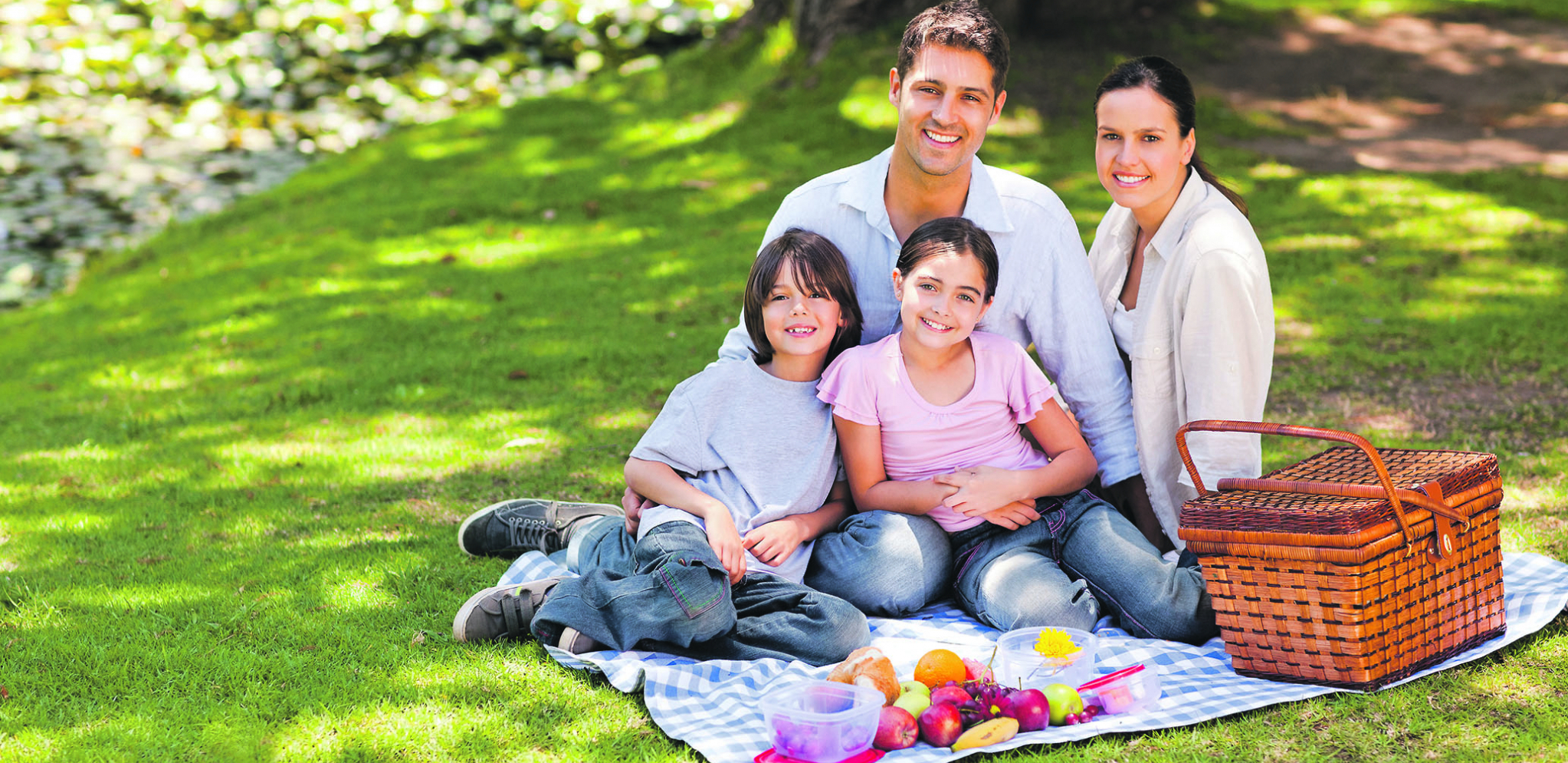 Проект семейного отдыха. Семья на пикнике. Пикник с семьей на природе. Фотосессия пикник семья. Счастливая семья.