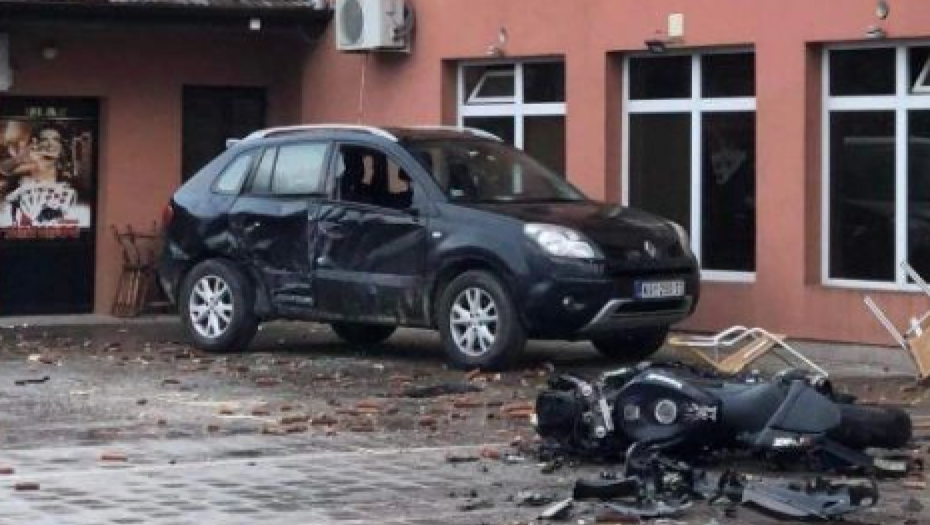 (UZNEMIRUJUĆI VIDEO) NEZAPAMĆEN ZLOČIN KOD VELIKE PLANE Traktorom pregazio muškarca, pa demolirao kafanu!